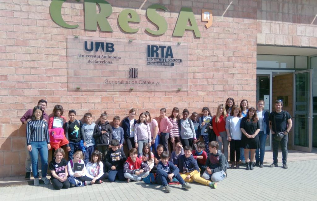 Foto de grup a la porta de l'IRTA-CReSA. 