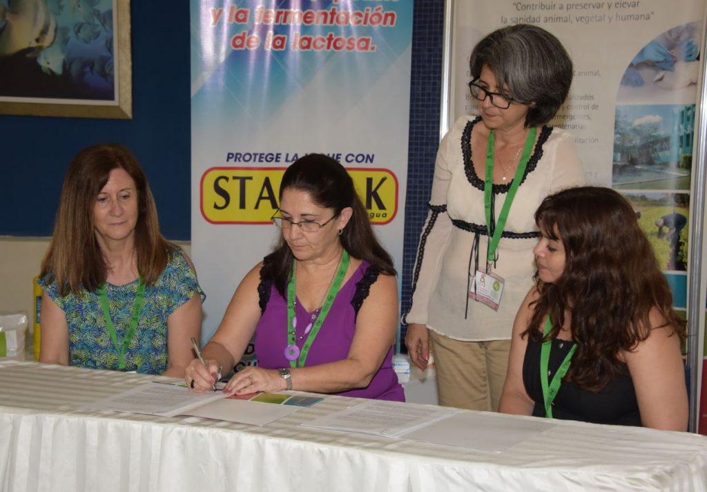 Rosa Rosell y Llilianne Ganges en la firma del acuerdo de colaboración. 